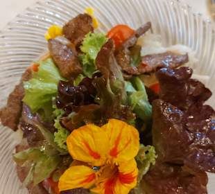 Salatplatte mit Rindfleischstreifen