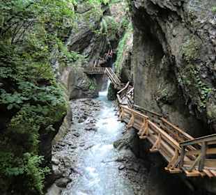 Auf Stegen durch die Klamm