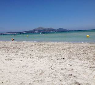 Sand-Strand mit Blick nach Alcudia