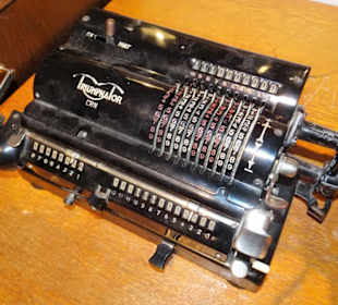 Alte Rechenmaschine im Schiefermuseum