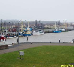 Das Hafenbecken in der Eider vor der Schleuse!