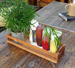 Saucen auf den Tischen des Peter Pane