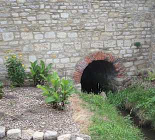 Bachdurchlauf im Schlosshof