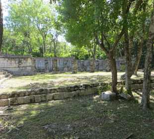 Spaziergang auf dem Ruinengelände