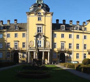 Panoramaansicht des Schlosshofes