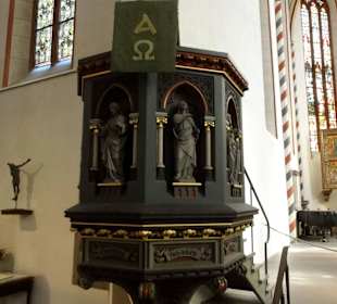 Blick auf die Kanzel der Kirche