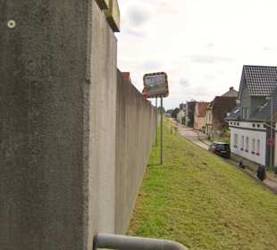 Auf der anderen Seite der Mauer eine Art Deich (?)