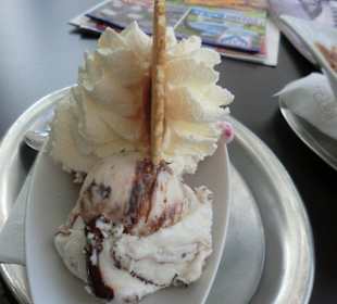 Gemischtes Eis mit Sahne