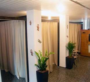 Massagekabinen mit Opak-Vorhängen