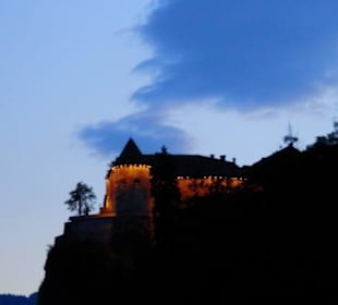 Hrad Bled v noci