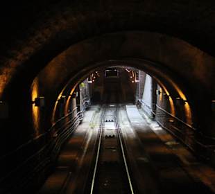 Tunnel durch den Felsen