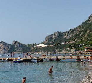 Netter Strand und Hafen