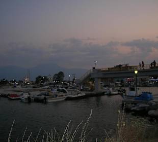 Widok na port o zmierzchu