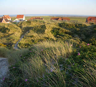 In den Dünen mit Blick zum Dorf