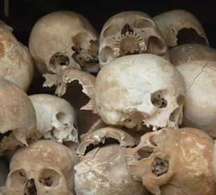 Schädel in Gedenkstupa