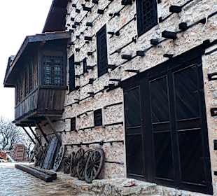 Knopfhäuser Dorf Ormana