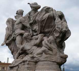 Marmorfiguren auf der Brücke