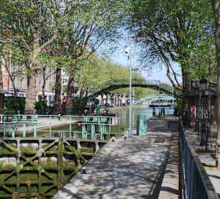 Canal St. Martin mit Schleuse und Fußgängerbrücke
