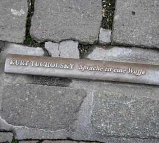 Buchrücken im Pflaster vor dem Rathaus