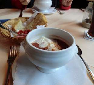 Tomatensuppe mit Sahnehaube