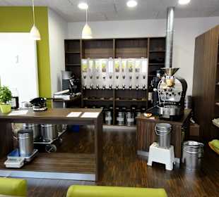 Blick in den Gastraum mit Röstmaschine