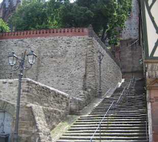 Viele Stufen führen zum Dom von Wetzlar.