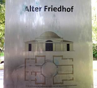 Schild mit Abbildung der Kapelle am Alten Friedhof