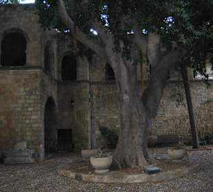 Im Hof des Museums, der Kirche
