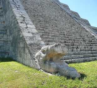 Die Schlange am Fusse der Pyramide