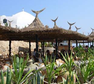 Malerisches Café am Eingang zur Medina