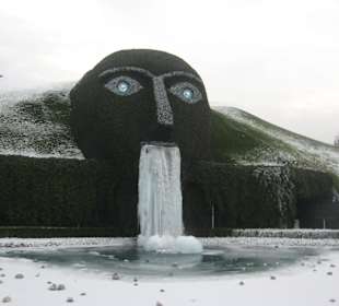 施华洛世奇水晶世界外面的人面像