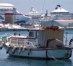 Schiffe im Hafen von Rhodos
