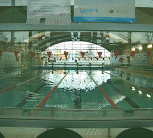 Schwimmhalle in der City