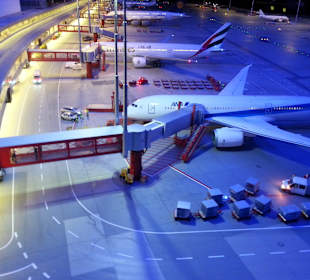 Airport HH bei Nacht
