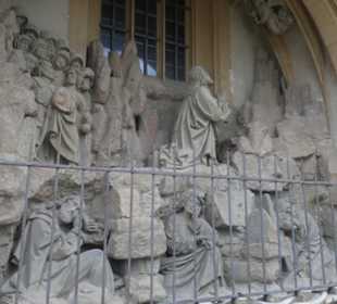 Kitzingen: an der Außenwand der kath. Kirche