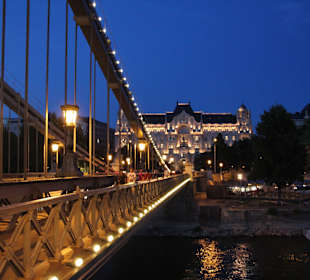 Kettenbrücke bei Nacht