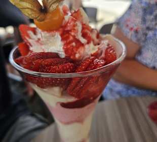 Eisbecher Erdbeer