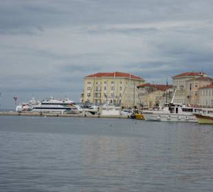 Blick Auf Porec vom Wasser aus