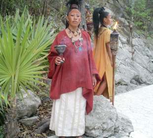 Mayas in historischer Tracht