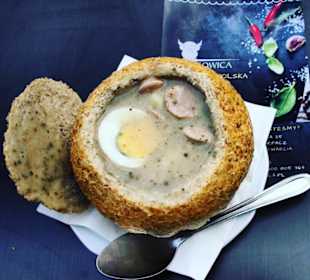 Domowy żurek w chrupiącym bochenku.