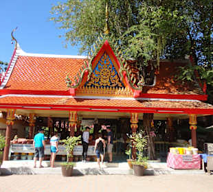 Ein kleiner Wat am Big Buddha