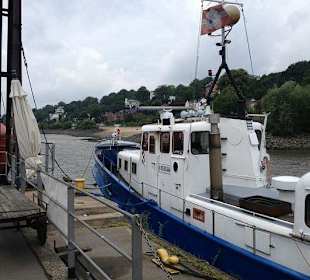 Eine Barkasse wartet am Anleger