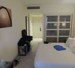 Modernes sauberes Zimmer