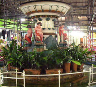 Brunnen im Zentrum der Halle