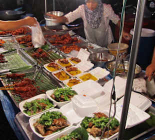 Der Bangtao Nacht-Markt mit Angeboten 018