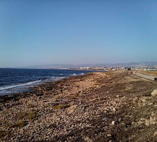 Wybrzeże nieopodal portu w Pafos
