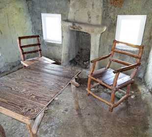 Blick in den Raum der Lehmhütte im Moormuseum