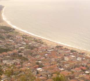 Blick auf den Stadtteil an der Küste