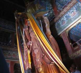 Der 18 m hohe Maitreya Buddha