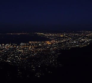 Blick vom Tafelberg auf Kapstadt bei Nacht